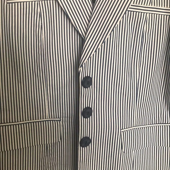 Beautiful blazer - Picture 3 of 10